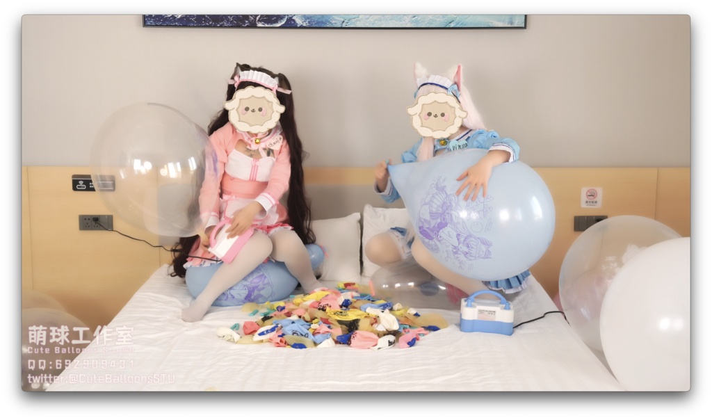 二人のネコ娘が風船部屋で風船に空気を入れたり抜いたりしています。