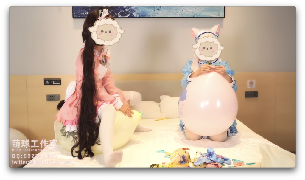 二人のネコ娘が風船部屋で風船に空気を入れたり抜いたりしています。