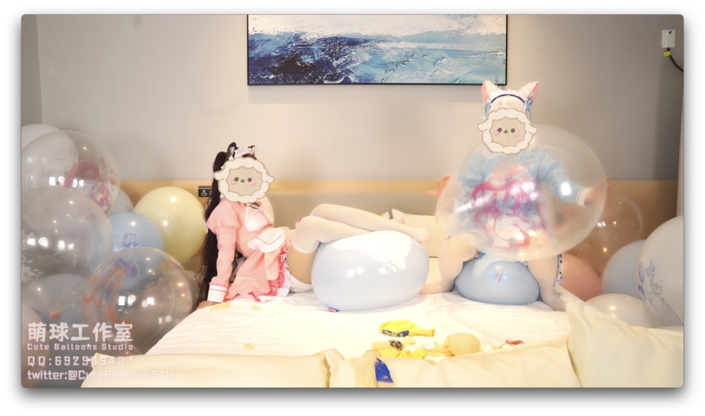 二人のネコ娘が風船部屋で風船に空気を入れたり抜いたりしています。