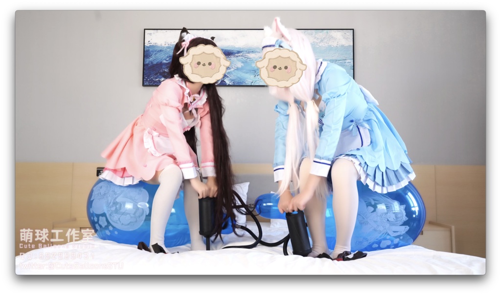 二人のネコ娘がお互いに相手の風船に空気を入れ続け、風船が破裂するまで膨らませる