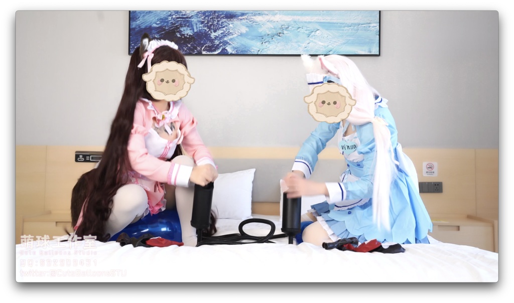 二人のネコ娘がお互いに相手の風船に空気を入れ続け、風船が破裂するまで膨らませる