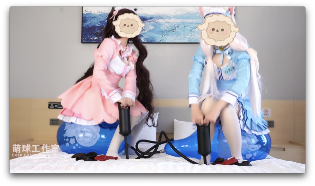 二人のネコ娘がお互いに相手の風船に空気を入れ続け、風船が破裂するまで膨らませる