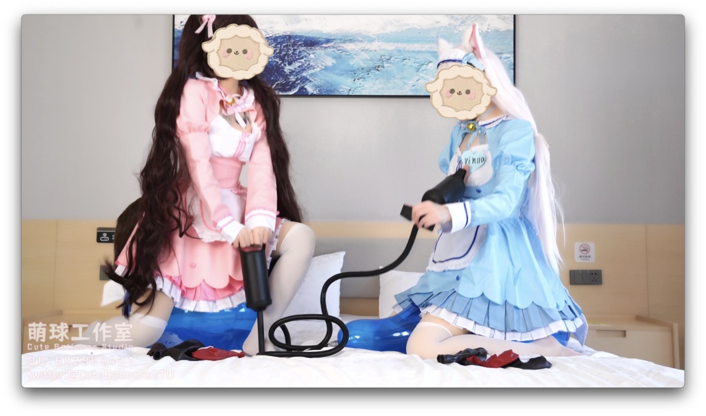 二人のネコ娘がお互いに相手の風船に空気を入れ続け、風船が破裂するまで膨らませる