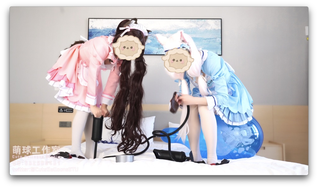 二人のネコ娘がお互いに相手の風船に空気を入れ続け、風船が破裂するまで膨らませる