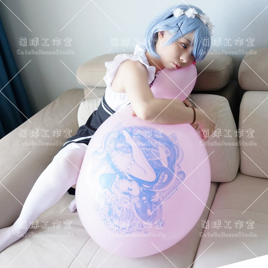 【現物】レムと風船を見つけて遊ぶ(青いインクです)