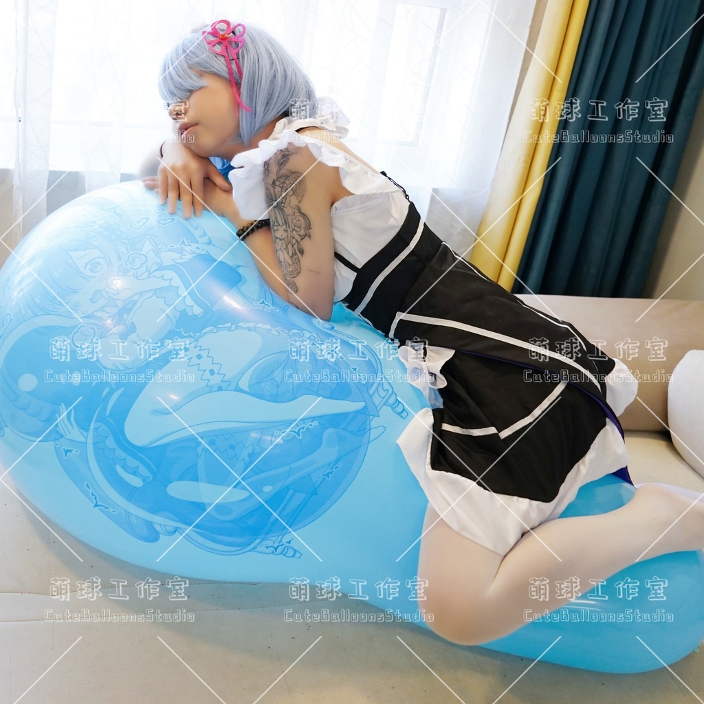 【現物】レムと風船を見つけて遊ぶ(青いインクです)