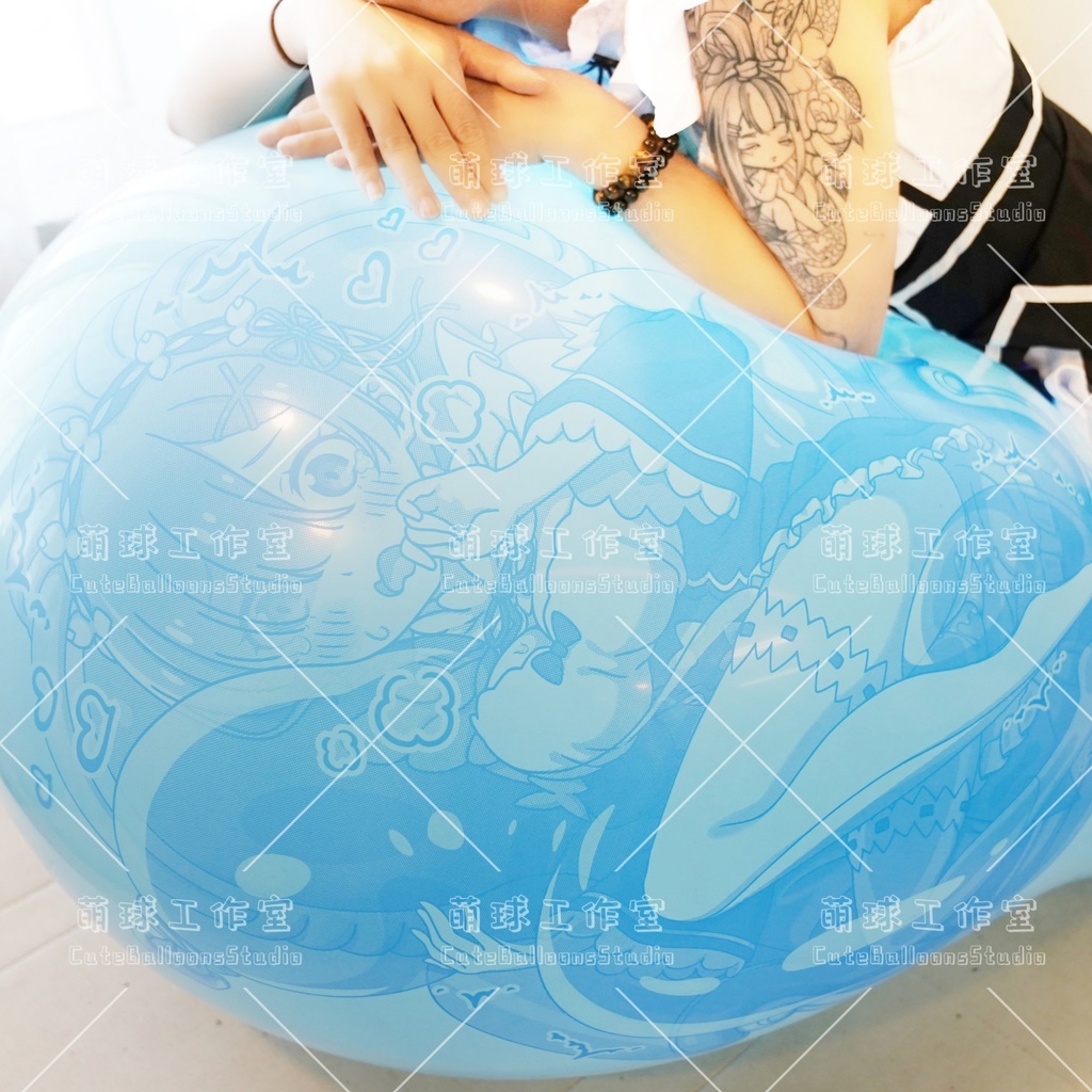 【現物】レムと風船を見つけて遊ぶ(青いインクです)