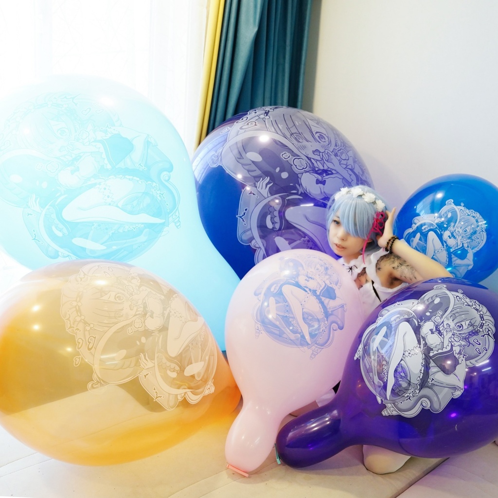 【現物】レムと風船を見つけて遊ぶ(青いインクです)