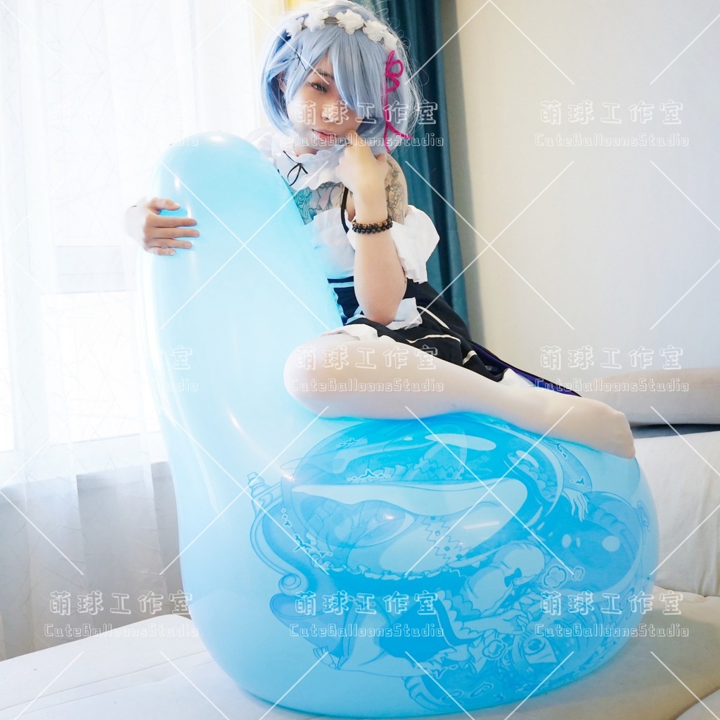 【現物】レムと風船を見つけて遊ぶ(青いインクです)