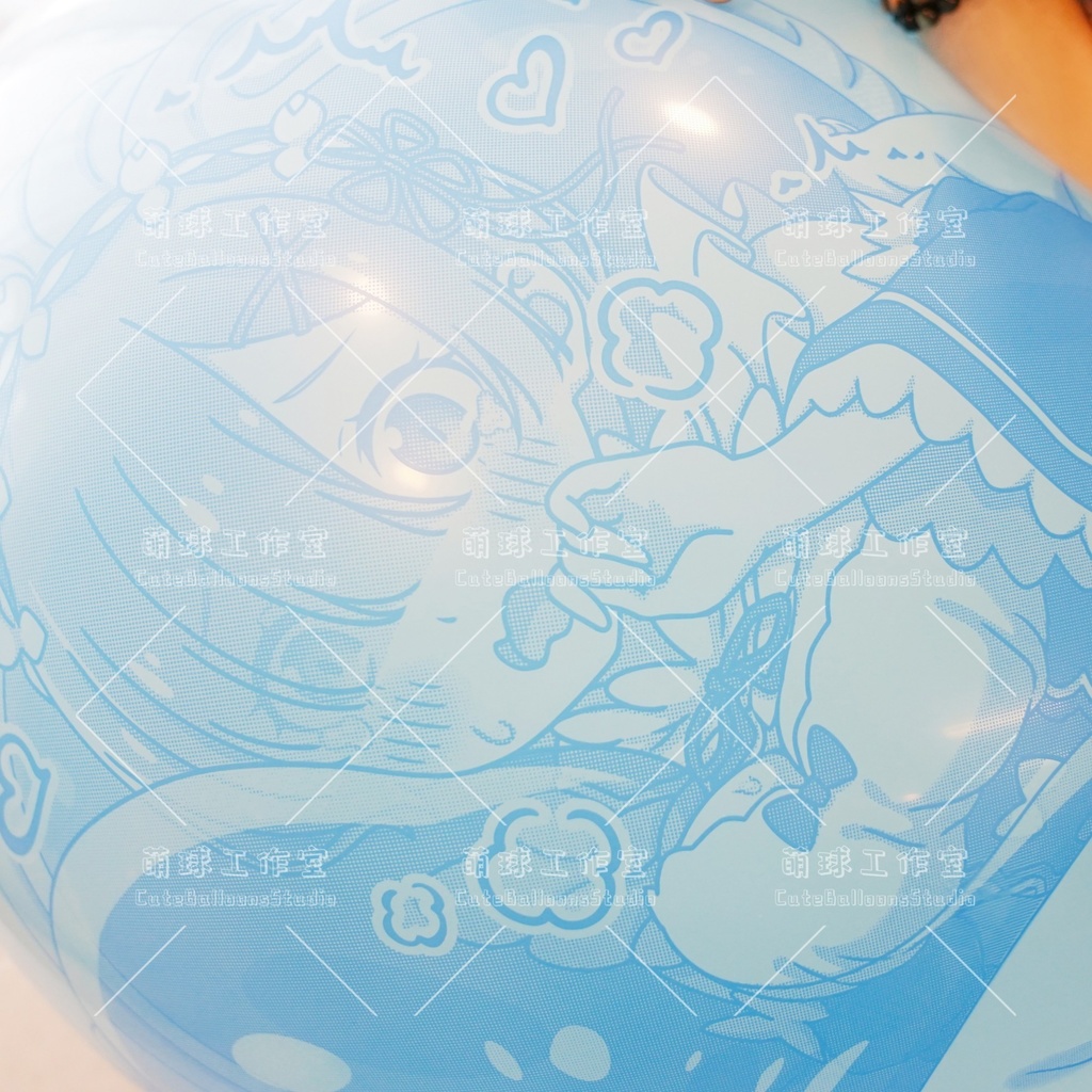 【現物】レムと風船を見つけて遊ぶ(青いインクです)