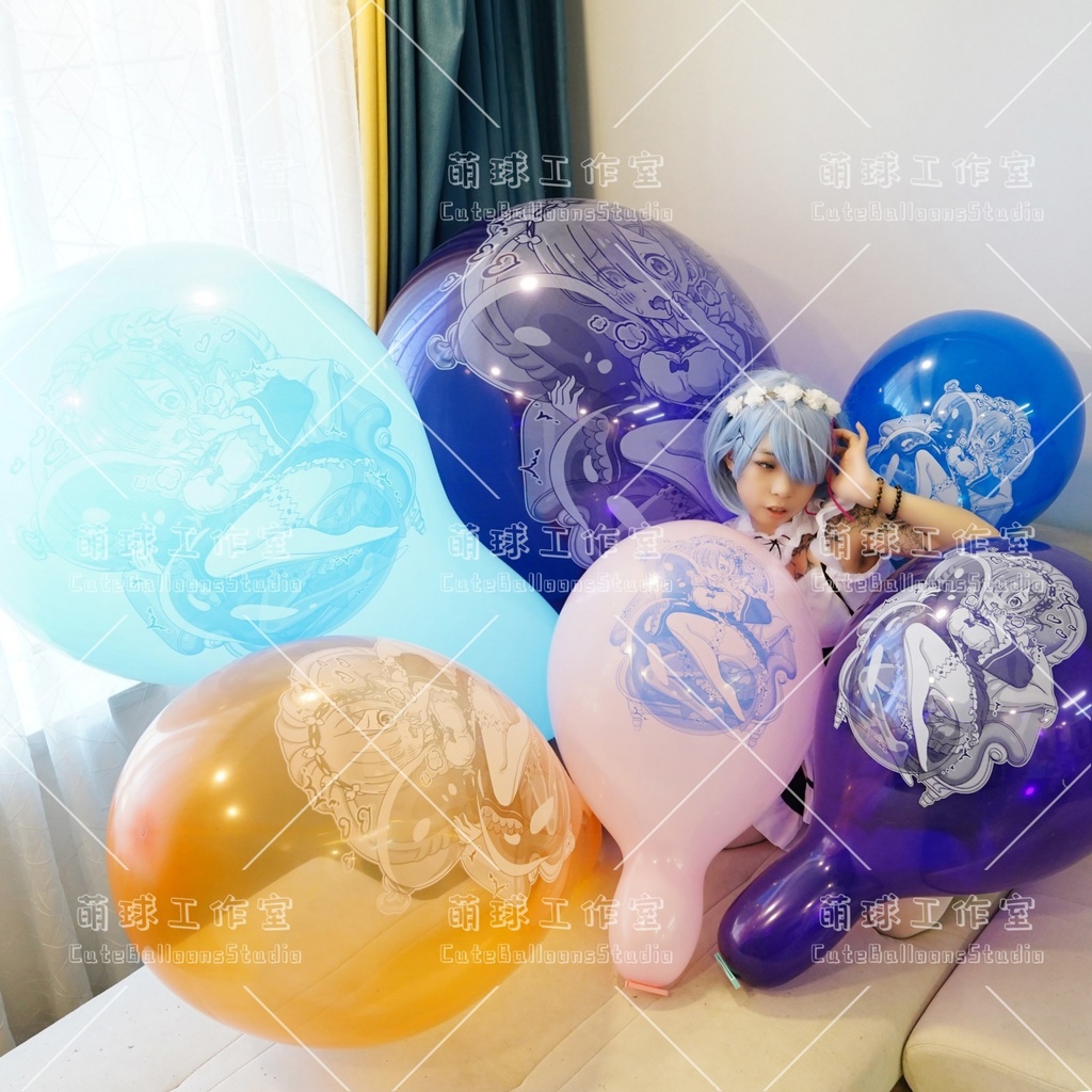 【現物】レムと風船を見つけて遊ぶ(青いインクです)