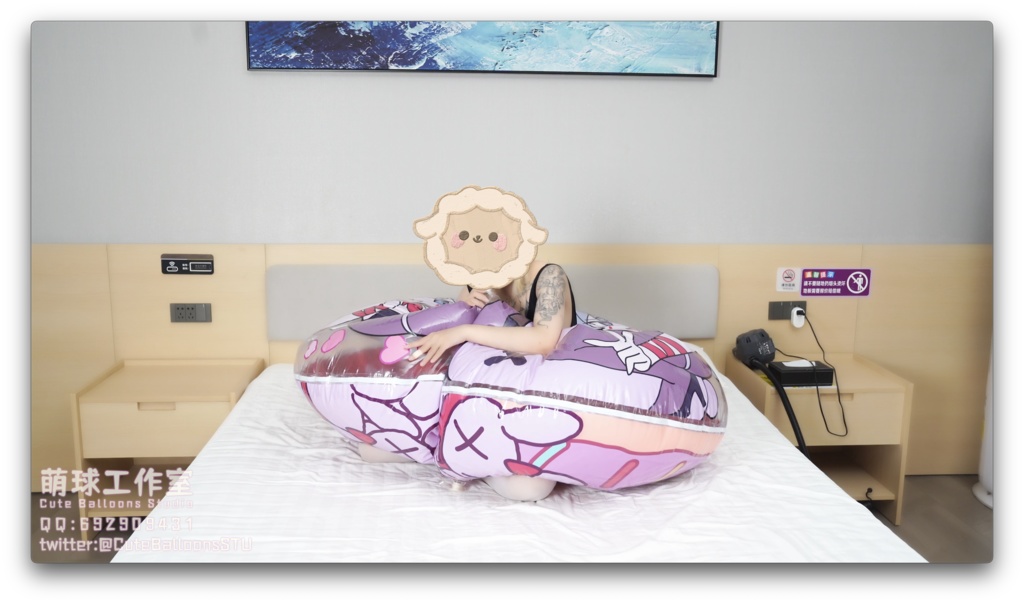 水着の女の子がウサギの穴の浮き輪で遊ぶ(動画)