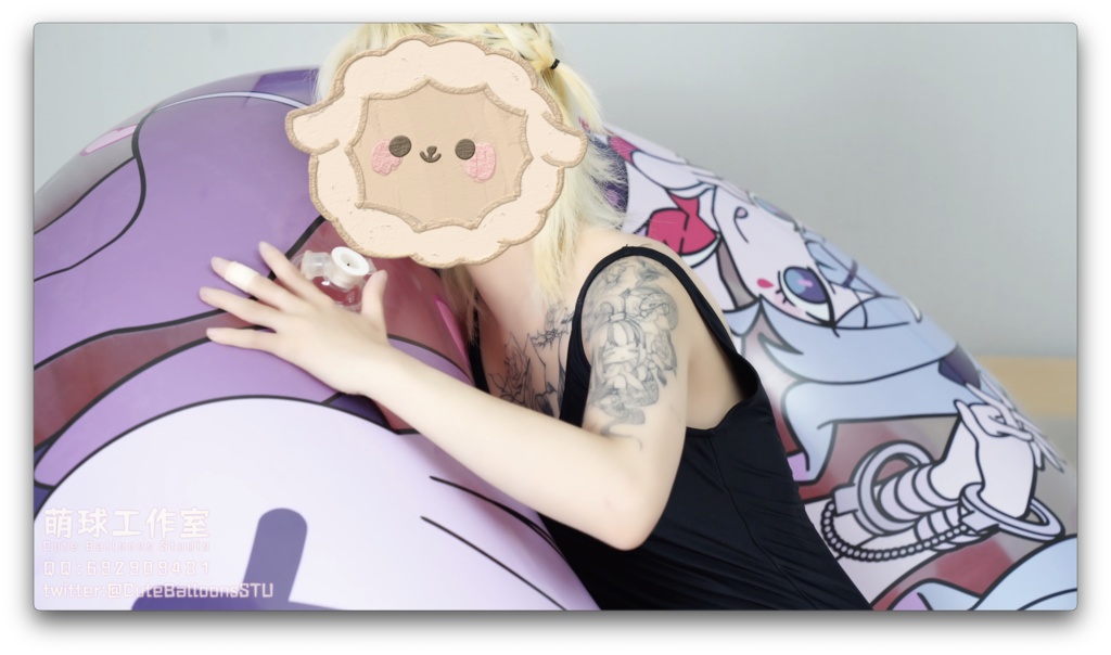 水着の女の子がウサギの穴の浮き輪で遊ぶ(動画)