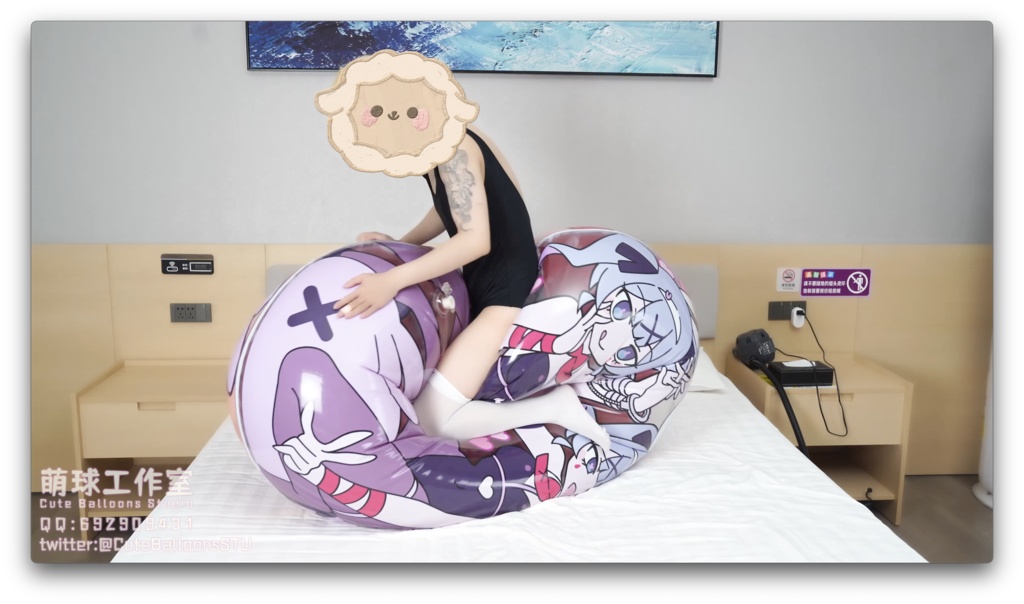 水着の女の子がウサギの穴の浮き輪で遊ぶ(動画)