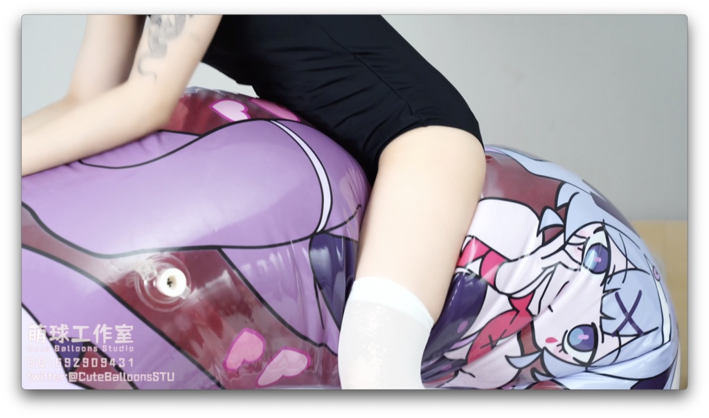 水着の女の子がウサギの穴の浮き輪で遊ぶ(動画)