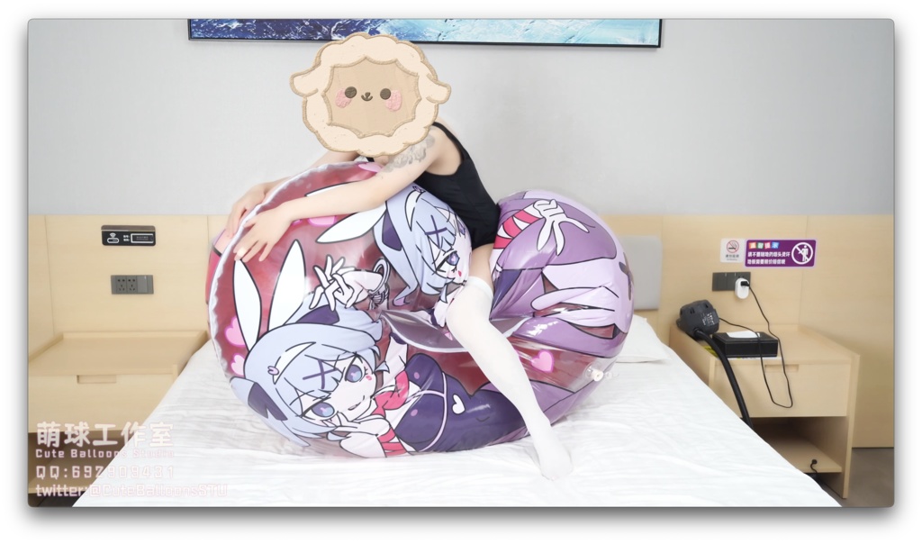 水着の女の子がウサギの穴の浮き輪で遊ぶ(動画)