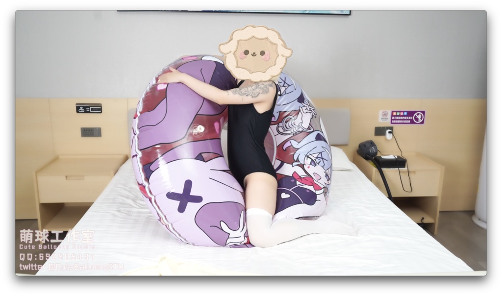 水着の女の子がウサギの穴の浮き輪で遊ぶ(動画)