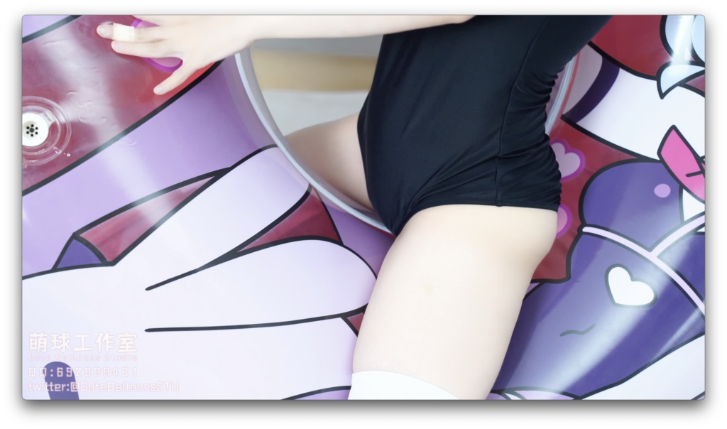 水着の女の子がウサギの穴の浮き輪で遊ぶ(動画)