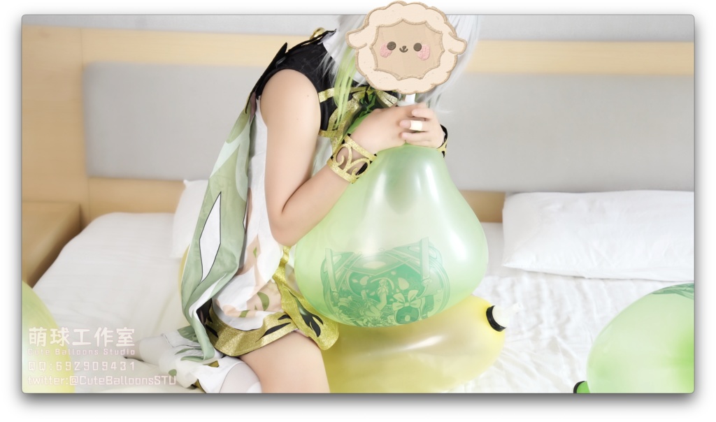 ナヒーダがハート形の風船を口で膨らませて破裂させる