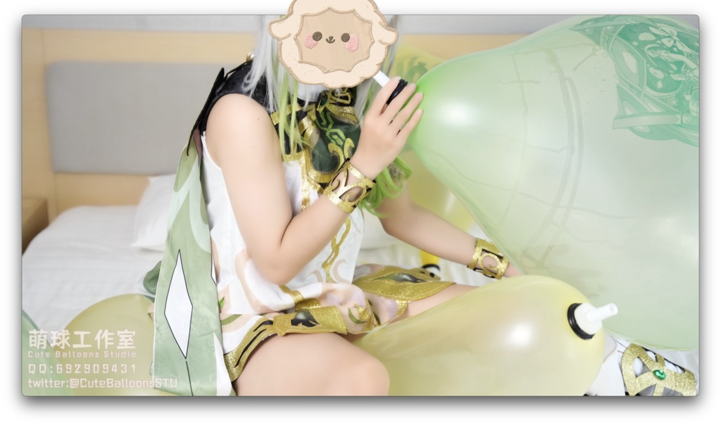 ナヒーダがハート形の風船を口で膨らませて破裂させる