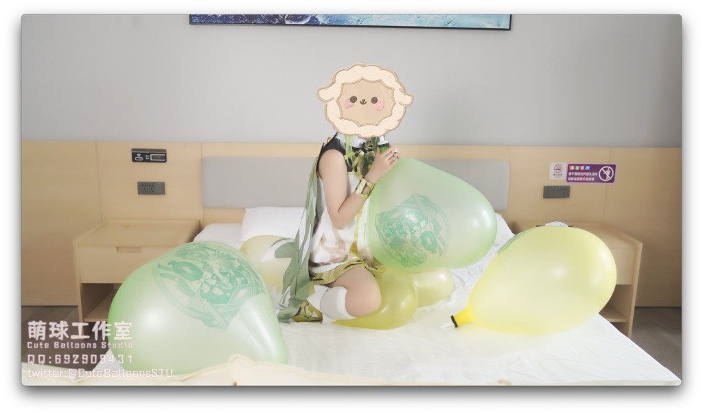 ナヒーダがハート形の風船を口で膨らませて破裂させる