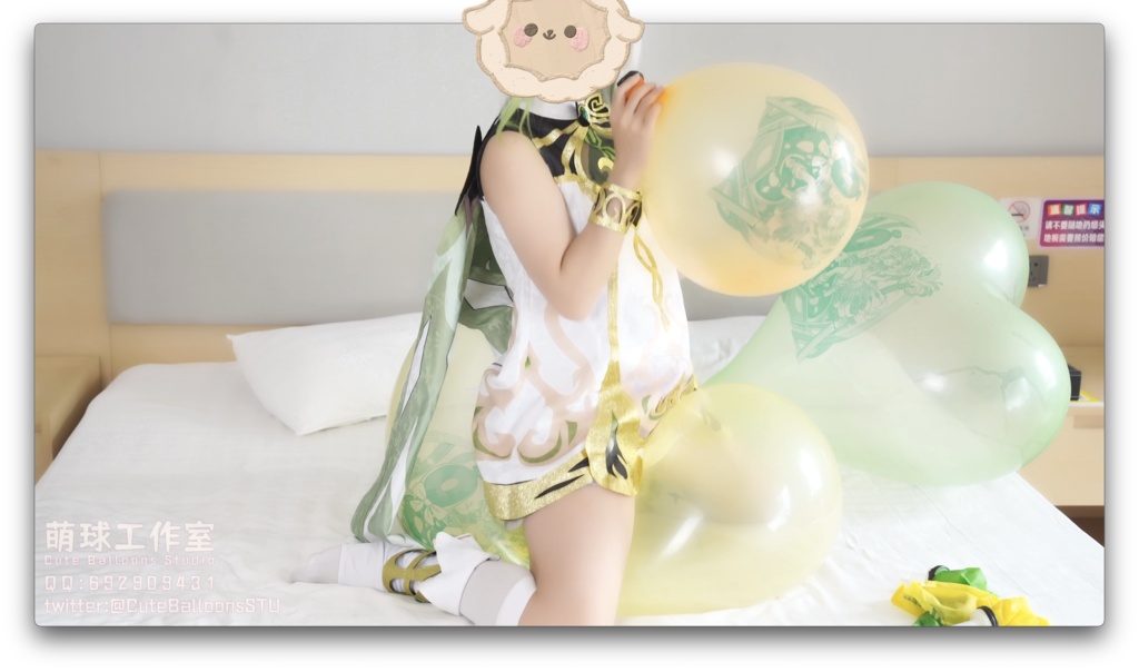 ナヒーダがハート形の風船を口で膨らませて破裂させる