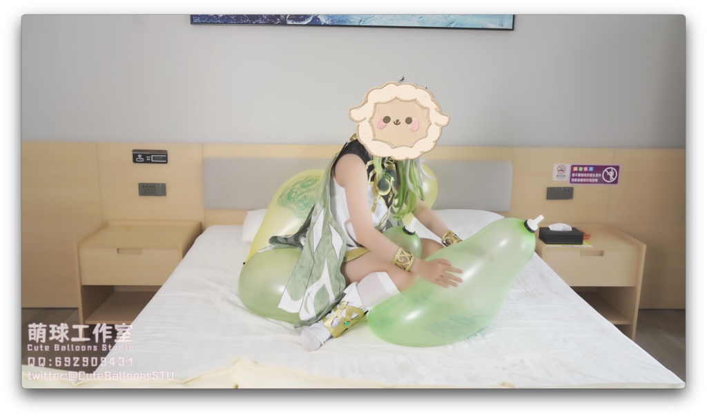 ナヒーダがハート形の風船を口で膨らませて破裂させる