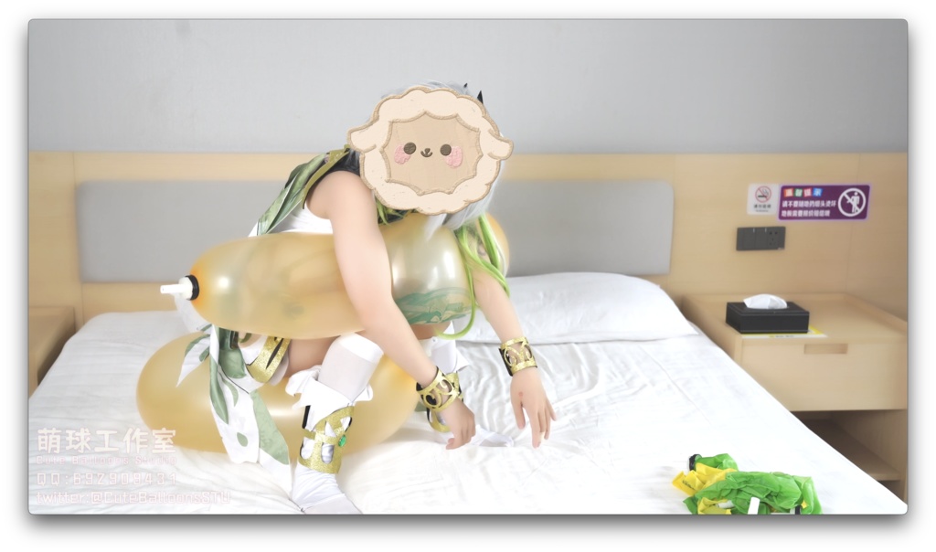 ナヒーダがハート形の風船を口で膨らませて破裂させる