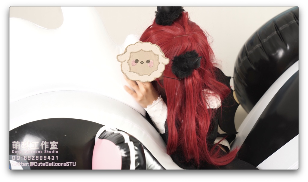 小悪魔が黒い強化インフレータブルスカンクを膨らませて乗り回して空気を抜く