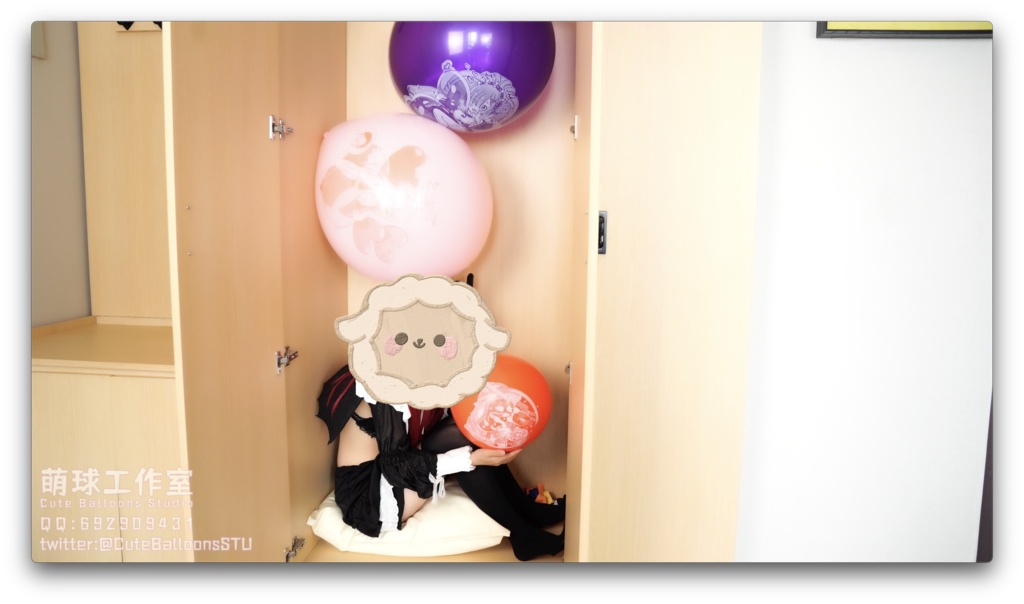小悪魔がクローゼットで小さな風船を遊ぶ(口で膨らませて、割る)