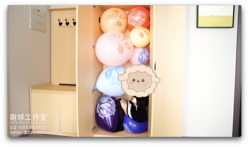 小悪魔がクローゼットで小さな風船を遊ぶ(口で膨らませて、割る)