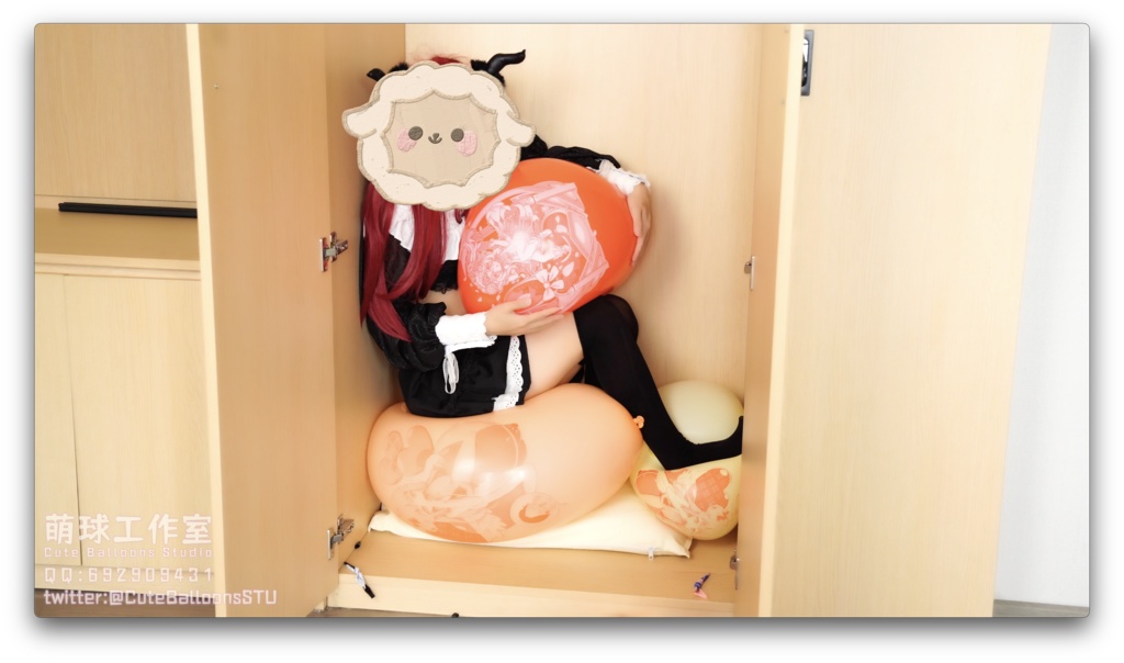 小悪魔がクローゼットで小さな風船を遊ぶ(口で膨らませて、割る)