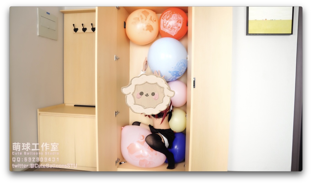 小悪魔がクローゼットで小さな風船を遊ぶ(口で膨らませて、割る)