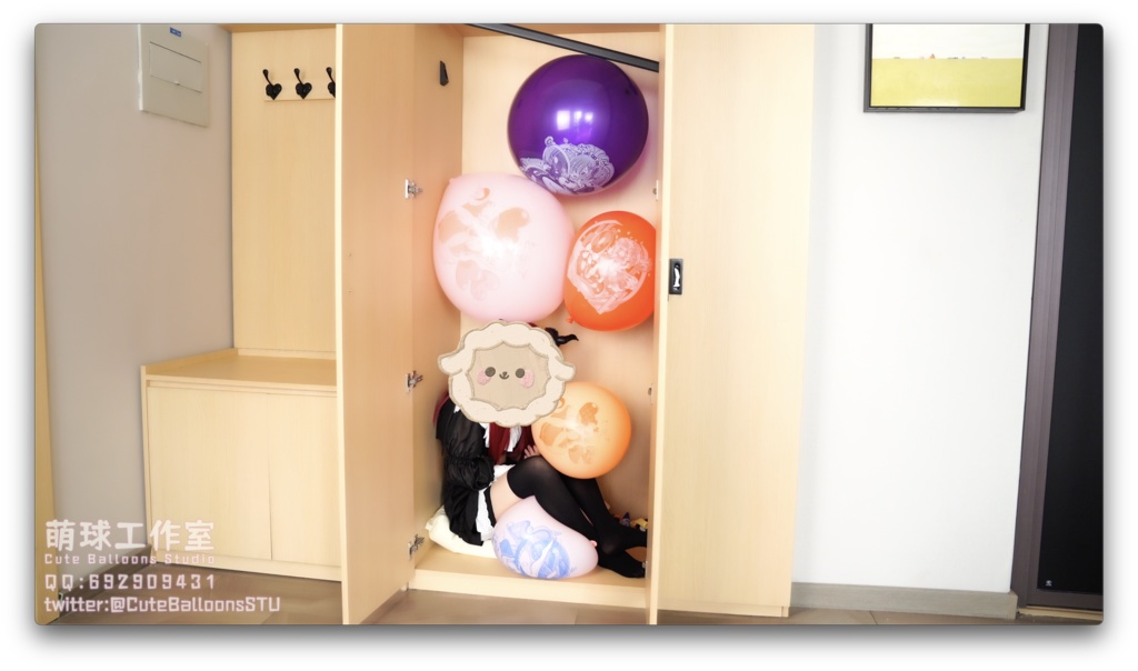小悪魔がクローゼットで小さな風船を遊ぶ(口で膨らませて、割る)