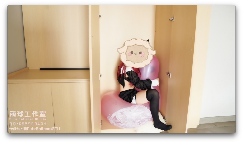 小悪魔がクローゼットでC32Lバルーンを遊ぶ(動画ブラインドボックス)