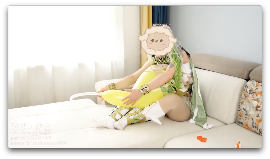 ナヒーダは服の中で風船に息を吹きかけた