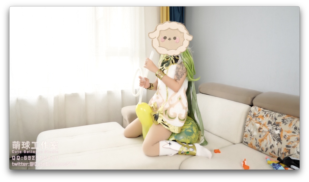 ナヒーダは服の中で風船に息を吹きかけた