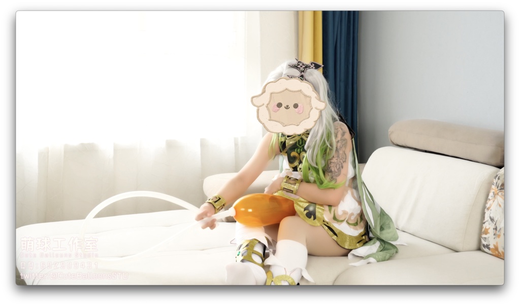 ナヒーダは服の中で風船に息を吹きかけた