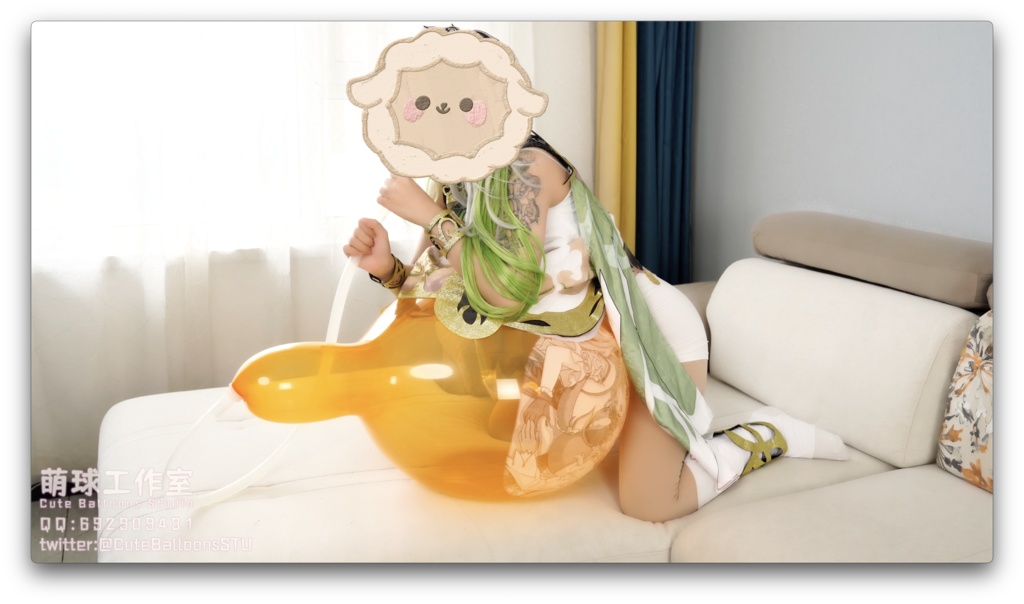 ナヒーダは服の中で風船に息を吹きかけた