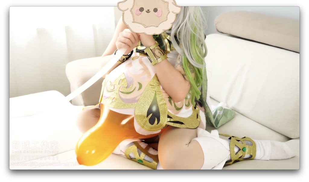 ナヒーダ‌は服の中で風船に息を吹きかけた