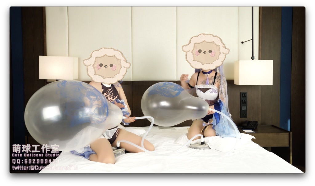 水着姿の甘雨と刻晴がエアポンプで透明風船を破裂させる