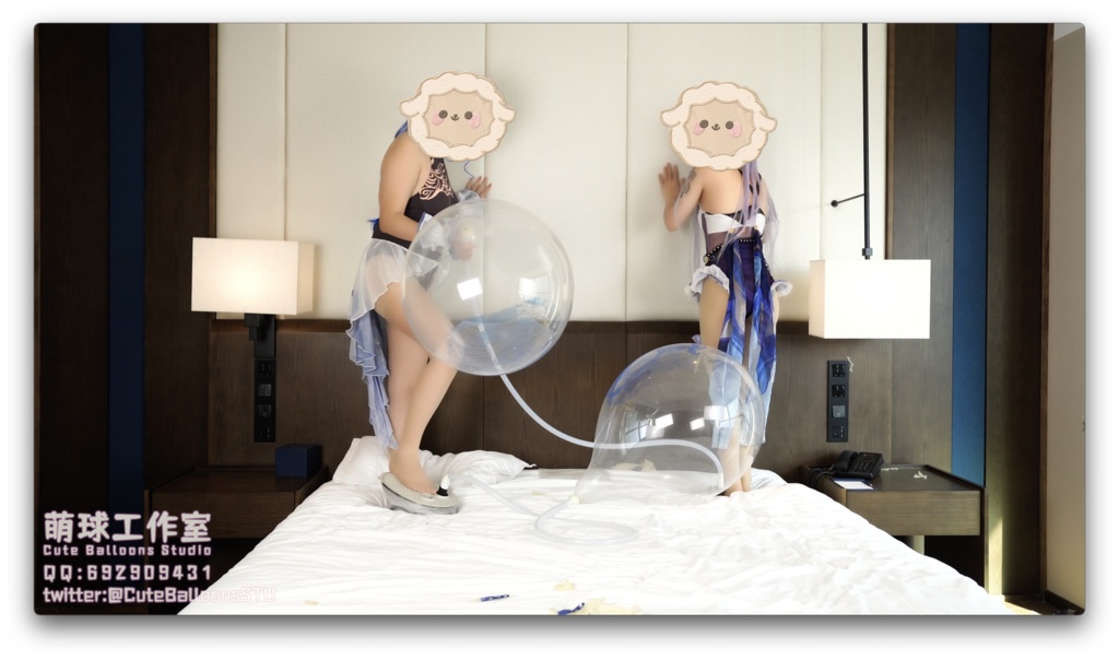 水着姿の甘雨と刻晴がエアポンプで透明風船を破裂させる