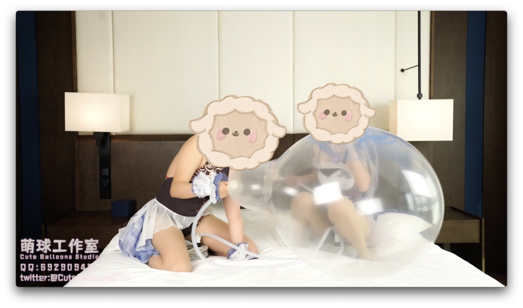 水着姿の甘雨と刻晴がエアポンプで透明風船を破裂させる