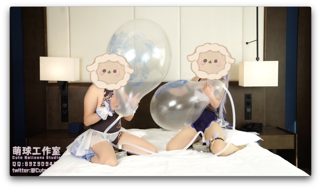 水着姿の甘雨と刻晴がエアポンプで透明風船を破裂させる