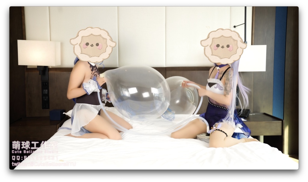 水着姿の甘雨と刻晴がエアポンプで透明風船を破裂させる