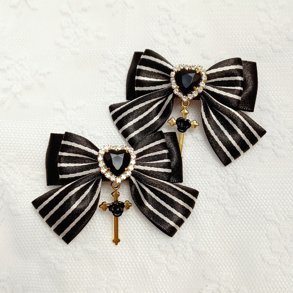 ストライプ柄硬質ケース・ロゼット・ヘアクリップ【ブラック】