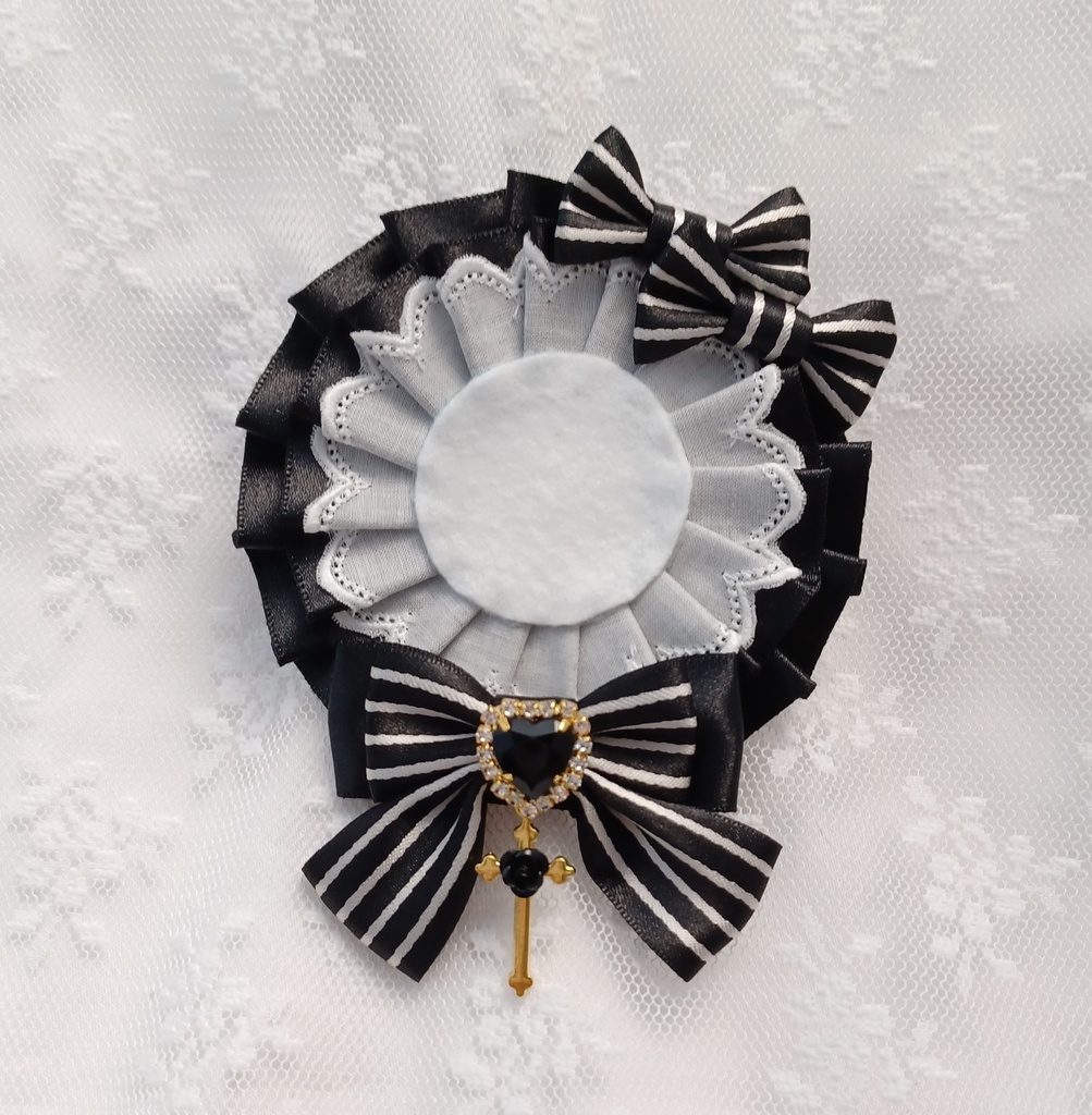 ストライプ柄硬質ケース・ロゼット・ヘアクリップ【ブラック】