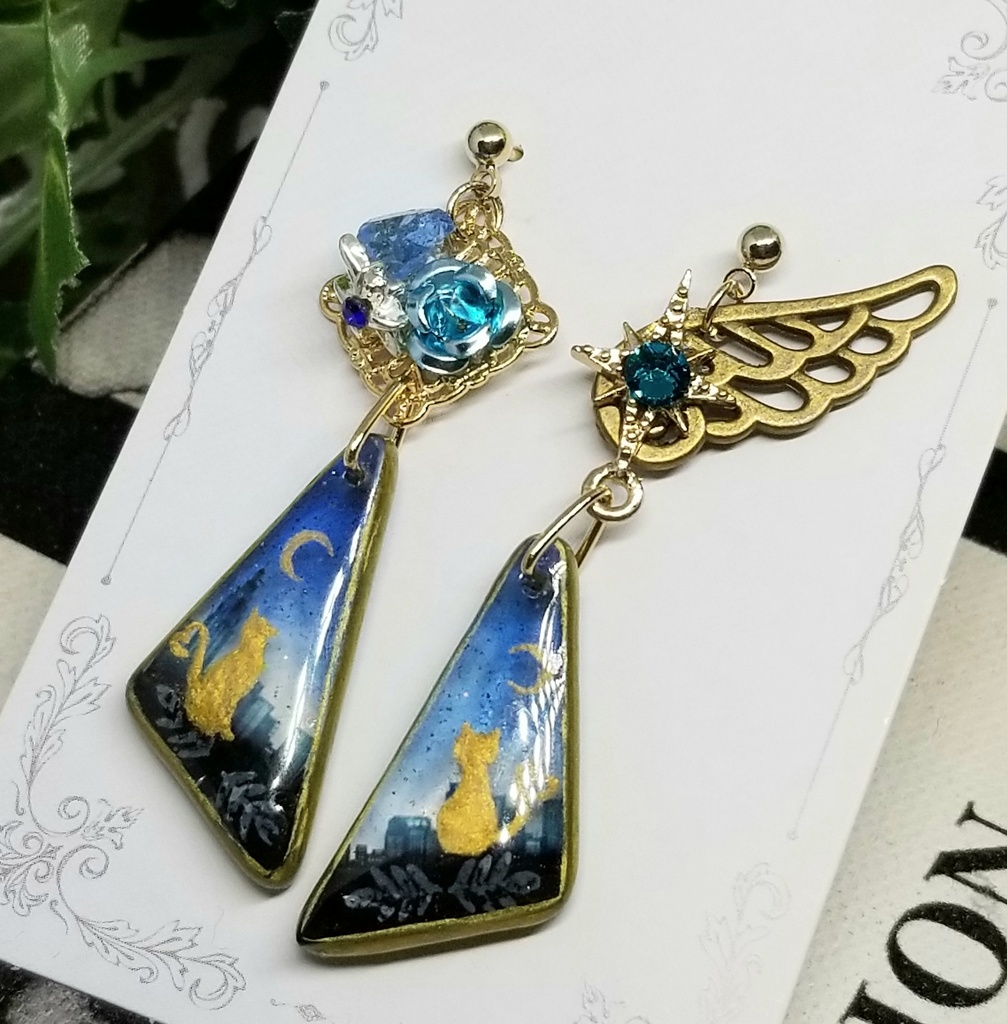 月を見上げる猫のピアス