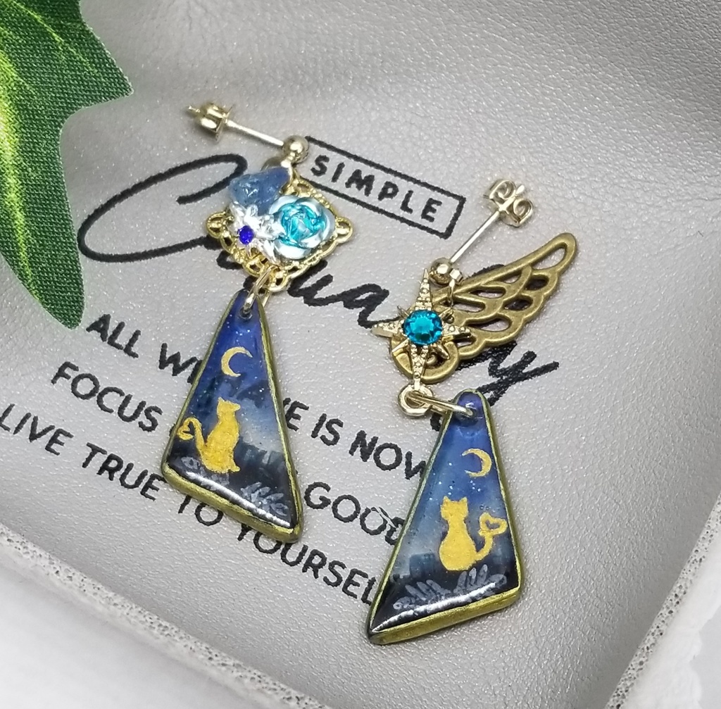 月を見上げる猫のピアス