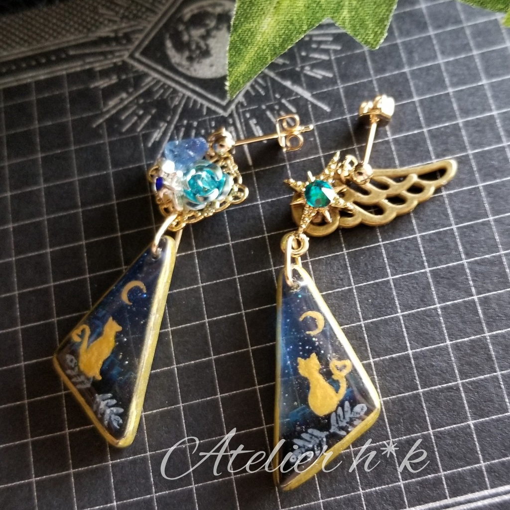 月を見上げる猫のピアス